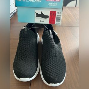 New Skechers ladies knit slip ons
